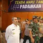 Panglima TNI dan Kapolri meninjau posko relawan karhutla yang dibuat Polda Riau di Pekanbaru. (Liputan6.com/M Syukur)