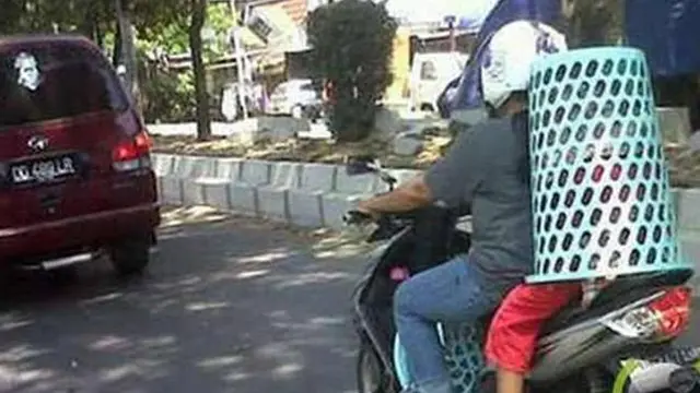 Hanya di Indonesia, 7 Tingkah Nyeleneh Anak Dibonceng Motor Bikin Ngelus Dada
