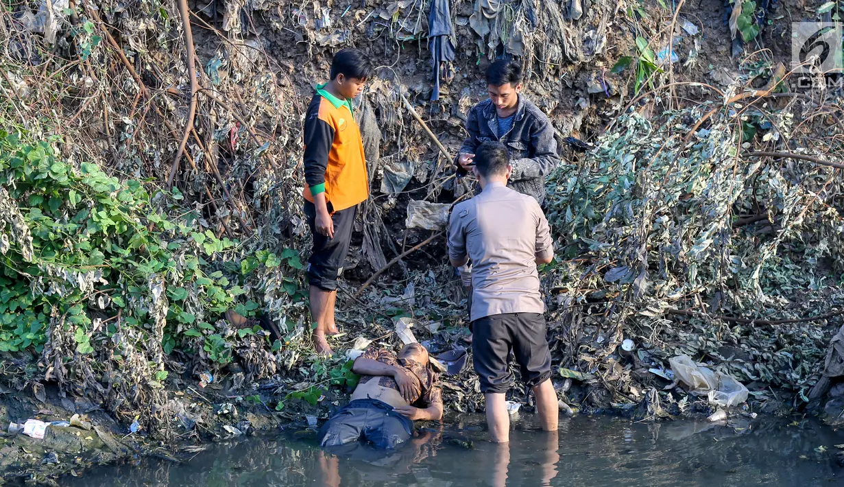 Polisi dan warga mengamankan terduga pelaku pelecehan seksual yang menceburkan diri di Kali Ciliwung, Manggarai, Jakarta, Minggu (7/6/2019). Pelaku dikejar massa usai melakukan pelecehan dengan modus mencegat korban perempuan mendapat hadiah dari sayembara televisi. (Liputan6.com/Fery Pradolo)