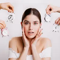 ilustrasi perempuan dan waktu/photo created by lookstudio - www.freepik.com