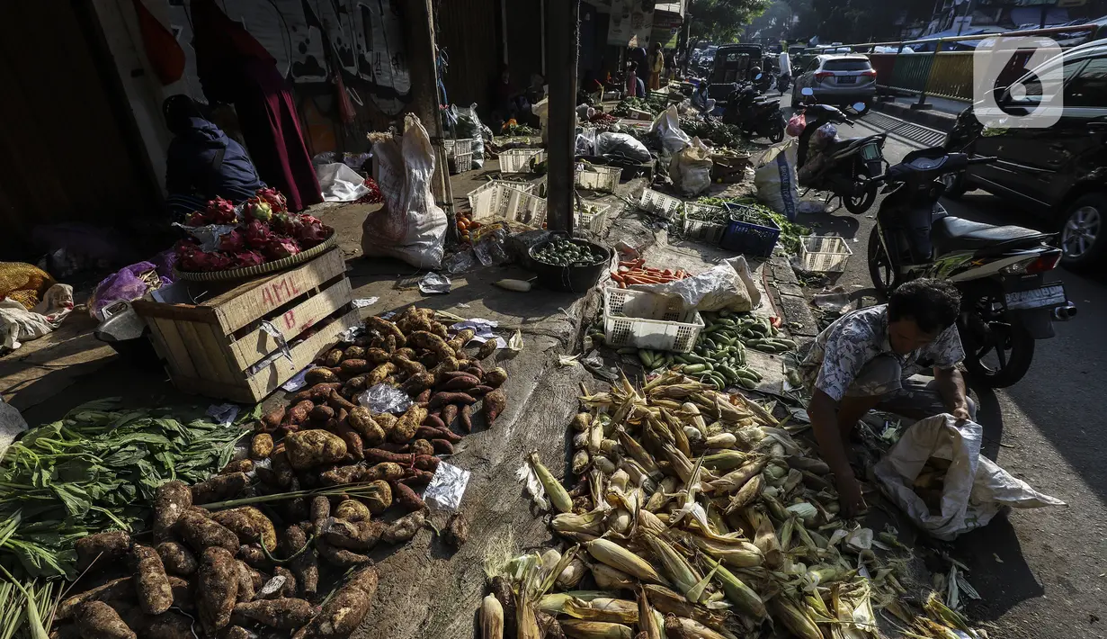 Aktivitas para pedagang kebutuhan pokok di Pasar Tradisional, Jakarta Barat, Kamis (23/12/2021). Kementan menjelaskan, kenaikan harga kebutuhan pokok terutama cabai saat ini tak bisa dihindari lantaran faktor cuaca yang menurunkan produksi serta hambatan logistik. (Liputan6.com/Johan Tallo)
