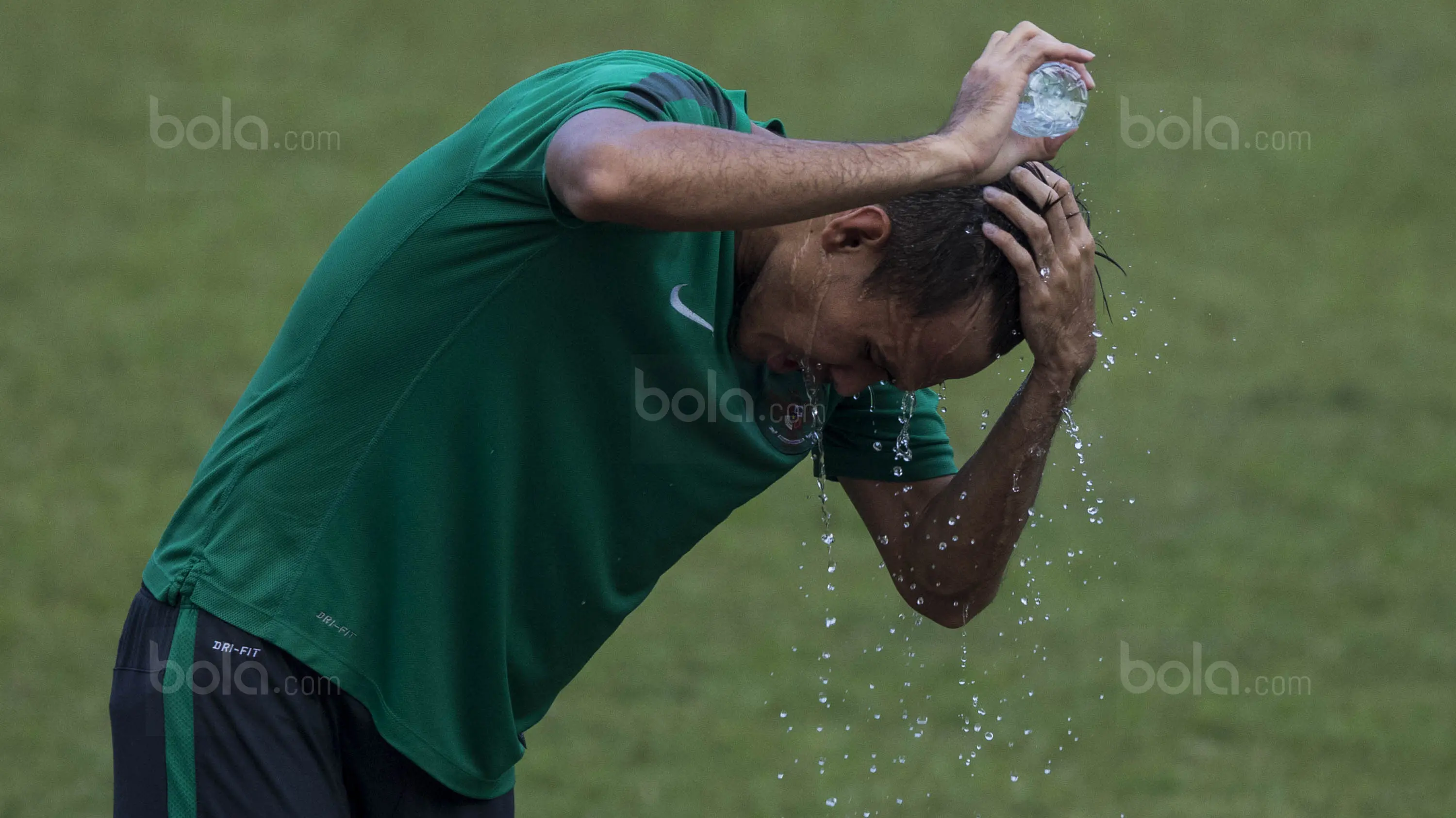 Bek Timnas Indonesia, Rezaldi Hehanusa, mengguyur kepalanya usai latihan di Stadion UKM, Selangor, Sabtu (19/8/2017). Latihan ini merupakan persiapan jelang laga SEA Games melawan Timor Leste. (Bola.com/Vitalis Yogi Trisna)