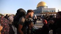 Pria muslim dari Prancis bernama Neil Dauxois berjalan kaki selama 10 bulan menuju Masjid Al Aqsa, Palestina. (Dok. Twitter/@FastNews77)