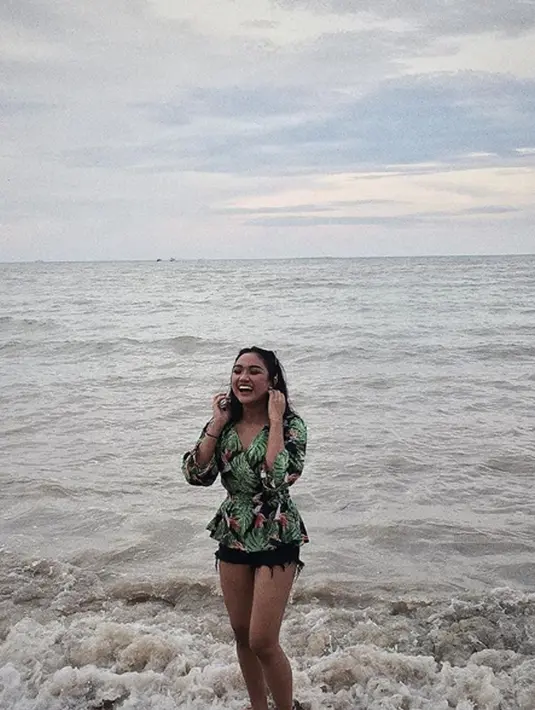 Kontestan sebuah ajang pencarian bakat di televisi, Marion Jola saat berada di sebuah pantai. Selain kerap tampil seksi, Marion Jola juga terkenal jago makeup. (Instagram/lalamarionmj)