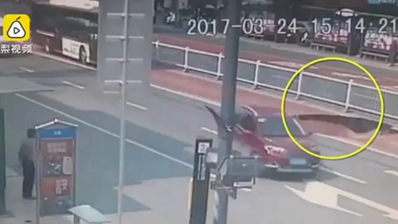Sinkhole 3 meter nyaris menelan bus berpenumpang 21 orang