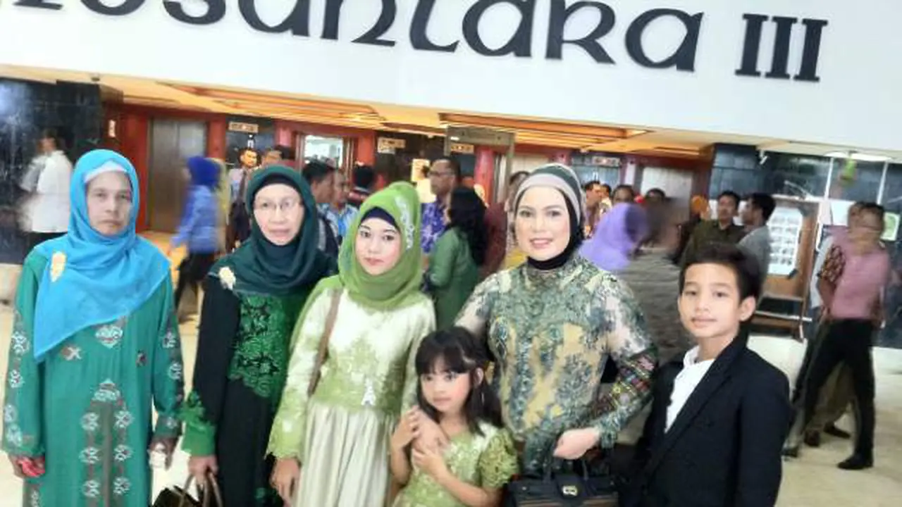 Anggota DPR Baru Ini Boyong Keluarga Besar Hadiri Pelantikan