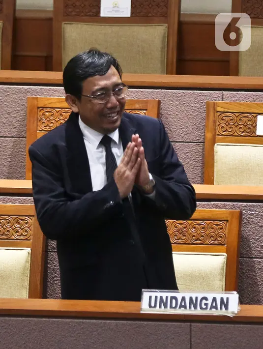 Ketua KPU Bali, I Dewa Kade Wiarsa Raka Sandi menghadiri rapat paripurna ke-11‬‬ masa persidangan 2 tahun 2019-2020 di Kompleks Parlemen, Senayan, Kamis (27/2/2020). DPR mengesahkan Raka Sandi menjadi komisioner KPU menggantikan Wahyu Setiawan yang terjerat kasus suap. (Liputan6.com/Johan Tallo)