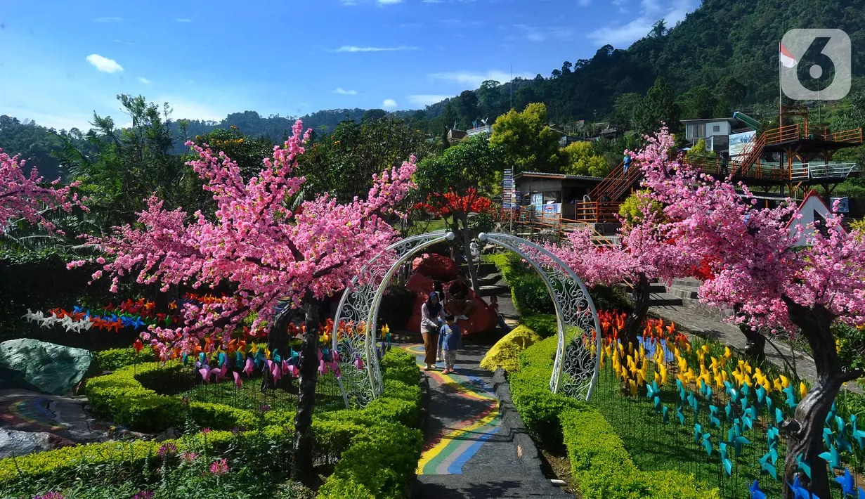 Wisatawan menikmati tempat wisata yang Instagrammable di kawasan Puncak Dua, Sukamakmur, Bogor, Jumat (6/1/2023). Meski kawasan Puncak Dua belum dikembangkan secara maksimal oleh Pemkab Bogor dan pemerintah pusat, warga seputar Jabodetabek dan Cianjur tetap antusias mengunjungi kawasan ini sebagai tempat wisata alternatif selain kawasan Puncak dan sekitarnya yang selalu didominasi kemacetan lalu lintas. (merdeka.com/Arie Basuki)