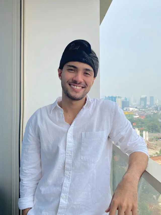 Potret Senyum Refal Hady