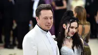 Elon Musk dan Grimes saat menghadiri Heavenly Bodies: Fashion & The Catholic Imagination Costume Institute Gala di The Metropolitan Museum of Art pada 7 Mei 2018 di  New York City. (THEO WARGO / GETTY IMAGES NORTH AMERICA / GETTY IMAGES VIA AFP)