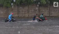 Pengendara terjebak banjir yang menggenangi jalan Bayangkara Pusdiklat, Kota Tangerang Selatan, Banten, Selasa (2/11/2021). BMKG mengeluarkan peringatan potensi cuaca ekstrem di wilayah Jakarta, Bogor, Depok, Tangerang, dan Bekasi (Jabodetabek). (Liputan6.com/Angga Yuniar)