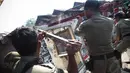 Penertiban terhadap sekitar 300 bangunan liar berjalan lancar tanpa ada perlawanan dari warga, Jakarta, Senin (18/8/14). (Liputan6.com/Faizal Fanani)