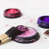 Ilustrasi Makeup yang Rusak dan Pecah Credit: freepik.com