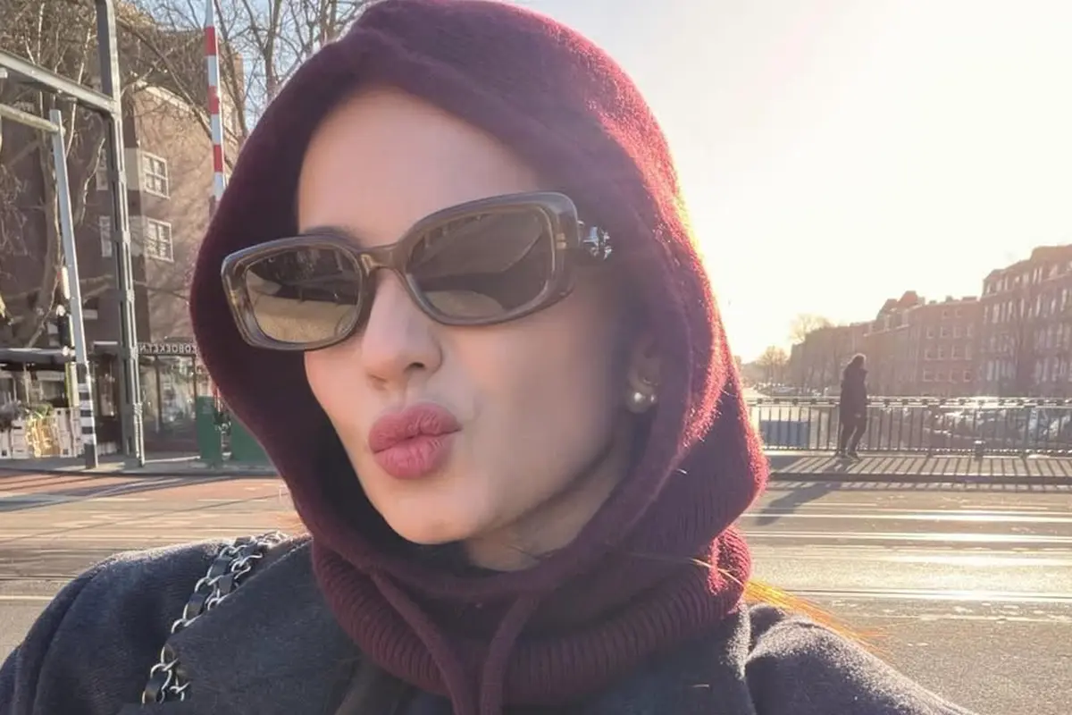 Deretan Gaya Stylish Enzy Storia Pakai Topi Hoodie Saat Liburan di Paris
