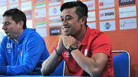 Beny Wahyudi tersenyum saat konferensi pers jelang laga Arema FC versus PSM Makassar. (Bola.com/Iwan Setiawan)