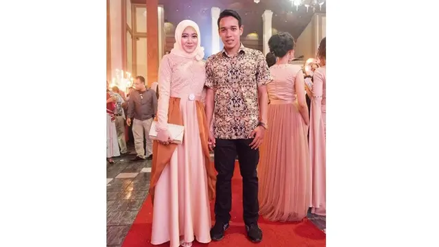 6 Momen Mesra Gelandang Persebaya Misbakus Solikin Bareng istri