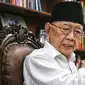 Salahuddin Wahid atau Gus Solah memberi keterangan pers ketika tim Jelajah Kebangsaan berkunjung ke Pesantren Tebuireng dan ziarah makam Gus Dur di Jombang, Jawa Timur, Rabu (20/2). (Liputan6.com/Johan Tallo)