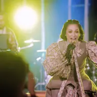 Penampilan Andien di Jazz Gunung Bromo 2022 diwarnai kejutan dan kehangatan. (Bambang E Ros/Fimela.com)