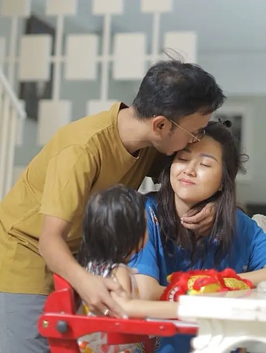 "Kemarin pas masuk rumah sakit sempat (berat badan) 55 kilogram. Sekarang sudah 58 kilogram, normal lagi dia. Dia sekarang tengah malam juga makan," kata Sarwendah. (Instagram/ruben_onsu)