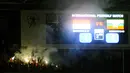Usai laga, beberapa suporter terlihat menyalakan kembang api di salah satu sudut Stadion GBK Jakarta, (5/5/2014). (Liputan6.com/Helmi Fithriansyah)