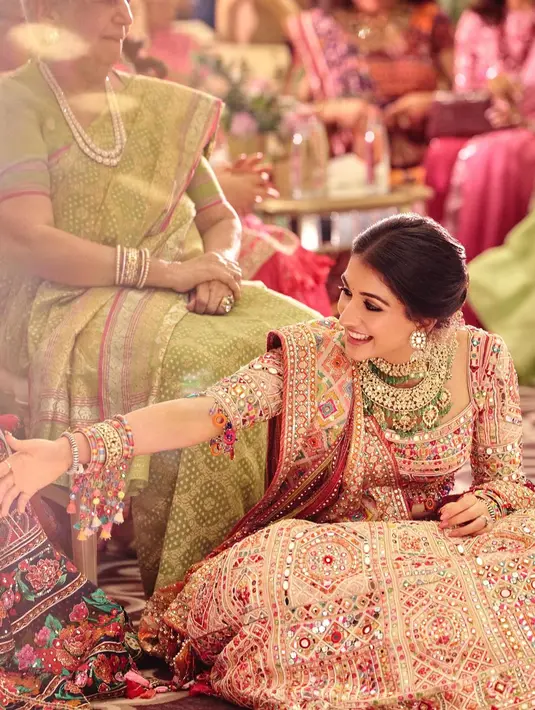 Cantiknya Radhika Merchant mengenakan Lehenga yang didominasi warna merah ini. [Foto: Instagram/rheakapoor]