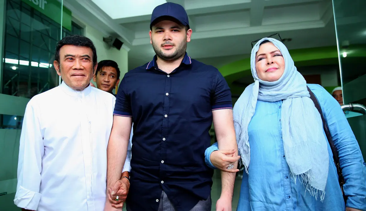 Penyanyi Ridho Rhoma, Kamis (25/1/2018) keluar dari Rumah Sakit Ketergantungan Obat (RSKO) Cibubur, Jakarta Timur. Ridho selesai menjalani rehabilitasi terkait ketergantungan obat. (Nurwahyunan/Bintang.com)