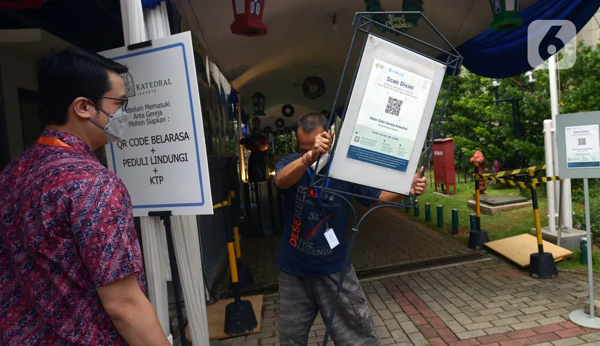 Petugas melakukan persiapan di pintu masuk Gereja Katedral, Jakarta, Jumat (24/12/2021). Gereja Katedral menggelar ibadah Natal selama dua hari secara offline dan online. (merdeka.com/Imam Buhori)