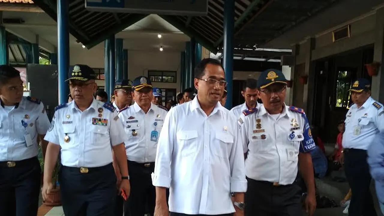 Menteri Perhubungan Budi Karya Sumadi memperingatkan kepada para pilot untuk lebih profesional dan hati-hati dalam menjalankan profesi.