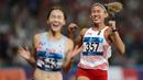 Pelari Indonesia, Emilia Nova, melakukan selebrasi usai berlaga pada nomor 100 meter lari gawang Asian Games di SUGBK, Jakarta, Minggu (26/8/2018). Emilia Nova menyabet medali perak setelah membukukan waktu 13,33 detik. (Bola.com/Peksi Cahyo)