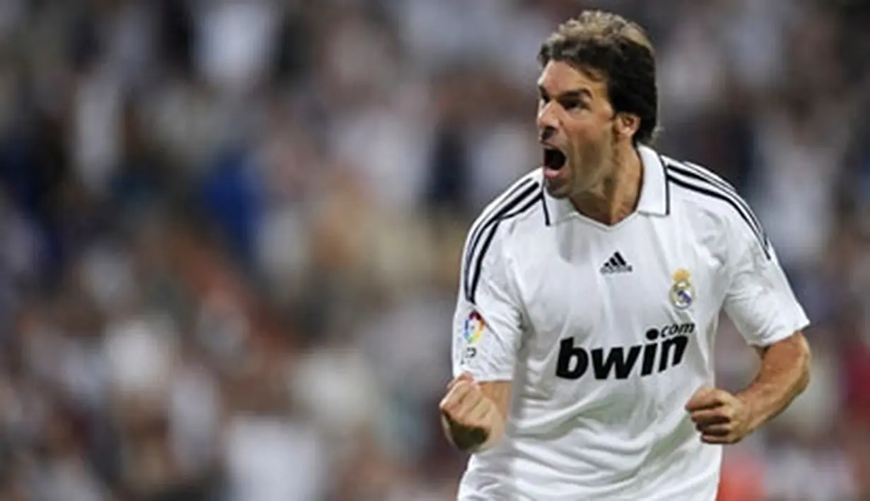 Real Madrid's Van Nistelrooy celebrates his goal during their Spanish Super Cup football match at Santiago BernabŽu Stadium in Madrid, on August 24, 2008. AFP PHOTO/Dani POZO