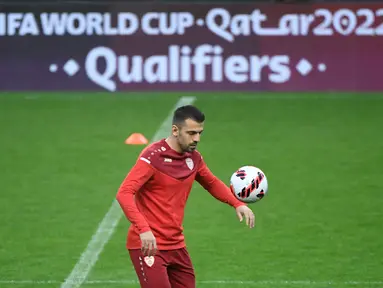 Pemain depan Makedonia Utara Aleksandar Trajkovski menghadiri sesi latihan pada malam pertandingan play-off Piala Dunia 2022 di stadion Dragao di Porto, Senin (28/3/2022). Makedonia Utara akan menantang Portugal pada Rabu, 30 Maret 2022 dini hari WIB. (MIGUEL RIOPA/AFP)