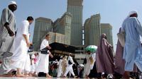 Umat muslim mengelilingi Kakbah di Masjidil Haram, Makkah, Arab Saudi, Senin (5/8/2019). Saat haji atau umrah, umat muslim akan berputar tujuh kali mengelilingi Kakbah berlawanan arah jarum jam. (AP Photo/Amr Nabil)