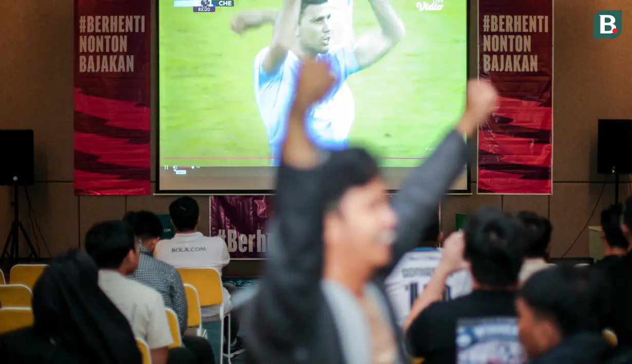 Para fans Manchester City merayakan gol yang dicetak oleh Rodri pada Roaring Night Liga Inggris antara Man City melawan Chelsea di Hotel Ibis, Tanah Abang, Jakarta, Minggu (18/02/2024) dini hari WIB. (Bola.com/Bagaskara Lazuardi)