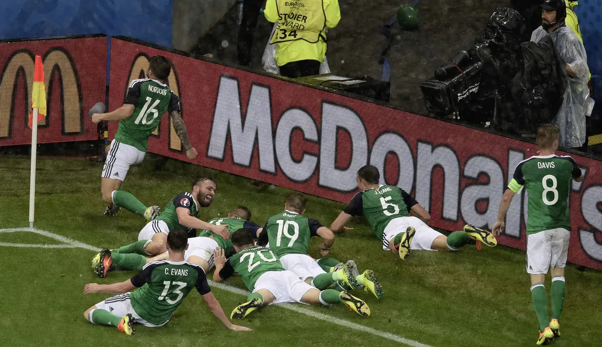 Para Pemain Irlandia Utara merayakan gol  Gareth McAuley saat melawan Ukraina pada laga grup C  Euro 2016 di Stadion Parc Olympique Lyonnais, Kamis ( 16/6/2016) WIB. (AFP/Jean-Philippe Ksiazek)