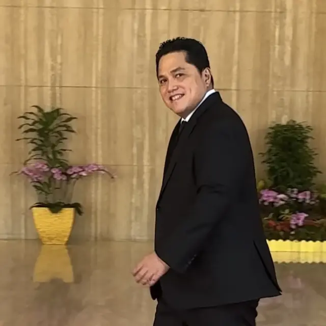 Gaya Formal Presiden Jokowi dan Erick Thohir saat Hadir Kondangan Pangeran Mateen dan Anisha Roshan