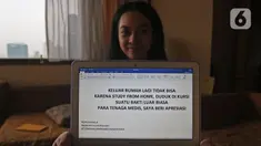 Seorang Mahasiswi menunjukkan tulisan dukungan di kawasan Bekasi, Jawa Barat, Senin (23/3/2020). Warga memberikan dukungan kepada tenaga medis yang berjuang dan berdedikasi dalam penanganan Covid-19. (Liputan6.com/Herman Zakharia)