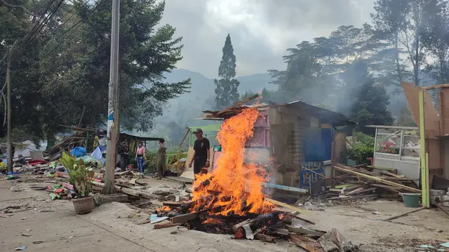 Pedagang kaki lima (PKL) di kawasan Puncak, Cisarua, Kabupaten Bogor, meluapkan kekesalan dengan membakar ban
