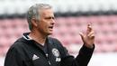 Pelatih baru MU, Jose Mourinho, memberikan arahan kepada anak asuhnya saat melawan Wigan Athletic dalam laga persahabatan di Stadion DW, Wigan, (16/7/2016). (Bola.com/Twitter/ManUtd)