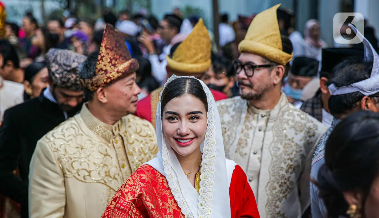 Novita yang dikenal sebagai tokoh perempuan pembangkit perekonomian masyarakat merasa tersanjung menjadi pemeran di film Buya Hamka. (Liputan6.com/Faizal Fanani)