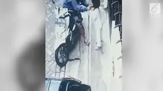 Aksi penjambretan terhadap bocah perempuan terekam kamera cctv.