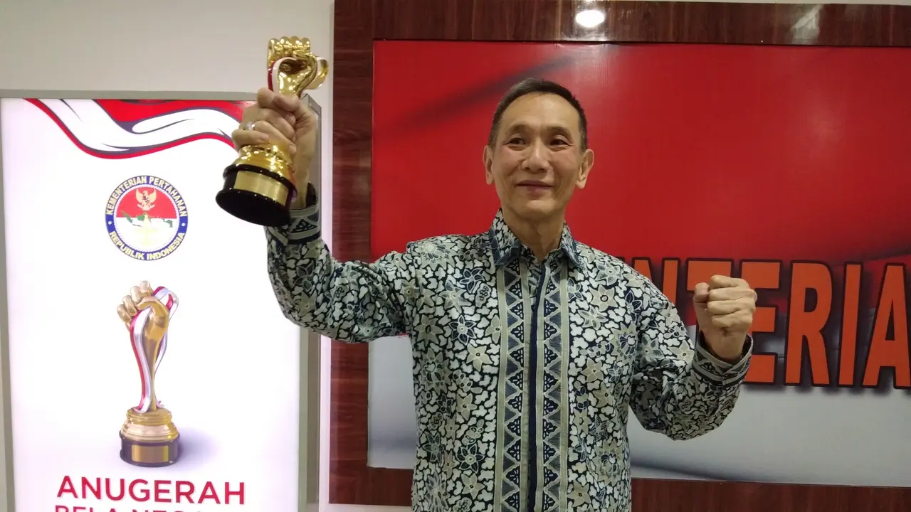 Yusuf Hamka, pengusaha muslim Tionghoa meraih Anugerah Bela Negara 2018 karena membuka warung nasi murah meriah.