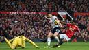 Bek Tottenham, Ben Davies, menghadang tendangan gelandang Manchester United, Marcus Rashford, pada laga Premier League di Stadion Old Trafford, Manchester, Minggu (28/10/2017). MU menang 1-0 atas Tottenham. (AFP/Oli Scarff)