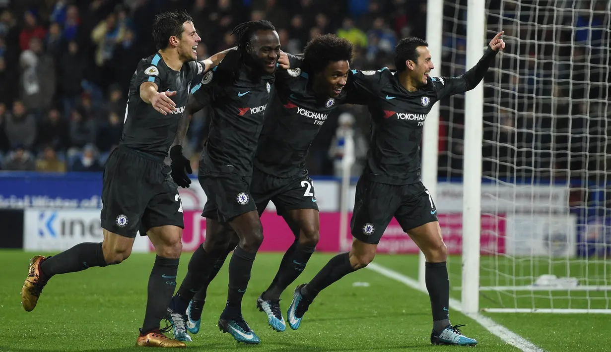 Para pemain Chelsea merayakan gol yang dicetak Pedro ke gawang Huddersfield pada laga Premier League di Stadion John Smith, Huddersfield, Selasa (12/12/2017). Huddersfield kalah 1-3 dari Chelsea. (AFP/Oli Scarff)