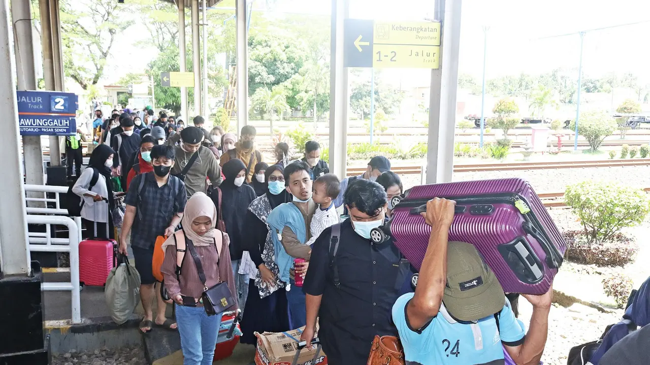 Puncak Mudik Lebaran 2023, Pemudik Kereta Api Padati Stasiun di Cirebon