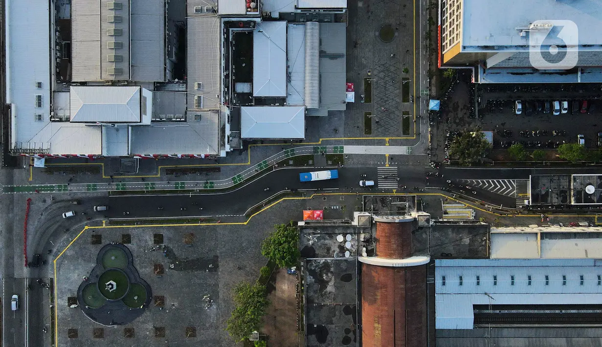 Foto udara suasana pedestrian di kawasan Kota Tua, Jakarta, Kamis (1/9/2022). Jalur pedestrian yang menghubungkan Stasiun Jakarta Kota dengan Kawasan Wisata Kota Tua itu selesai direvitalisasi dan sudah bisa digunakan pejalan kaki. (Liputan6.com/Herman Zakharia)
