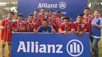 Legenda Bayern Munchen, Giovane Elber (baju biru), turut menghadiri coaching clinic Allianz Junior Football Camp di Lapangan Mabak Blok M, Sabtu (8/7/2017). (dok. Allianz Junior Football Camp)