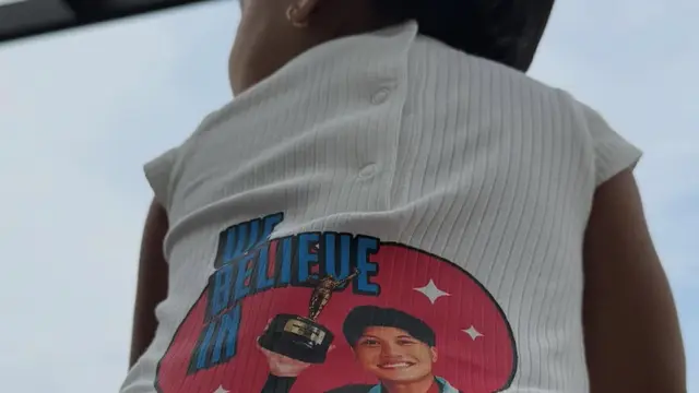 Selina tampil dengan jumpsuit bergambar ayahnya. [@mahaliniraharja]