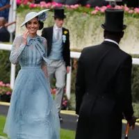 Duchess of Cambridge Kate Middleton tersenyum saat menghadiri ajang pacuan kuda Royal Ascot di Ascot, Inggris, Selasa (18/6/2019). Kate terlihat memesona dengan balutan gaun biru berlengan transparan rancangan Elie Saab. (AP Photo/Alastair Grant)