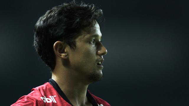Striker Bali United, Irfan Bachdim, mengamati rekannya saat melawan Bhayangkara FC pada laga Piala Presiden 2019. (Bola.com/Yoppy Renato)