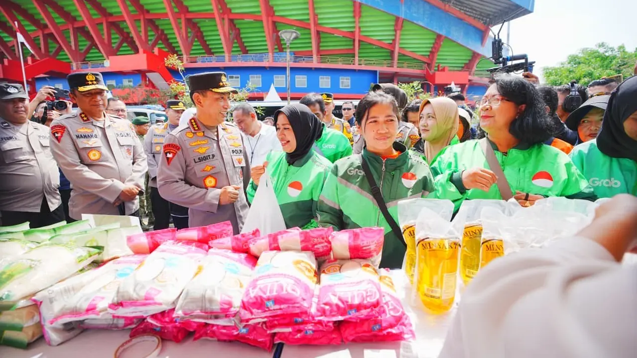 Kapolri bersama pengemudi ojek online